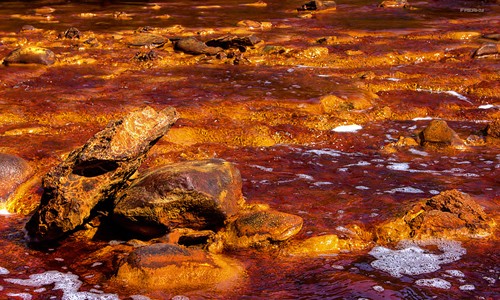 Sông Rio Tinto, Tây Ban Nha là một trong những  sông hồ nguy hiểm nhất thế giới. Cả dòng sông nhuộm màu nâu đỏ sẫm là do quá trình khai thác mỏ suốt 5.000 năm. Dòng sông này tiềm ẩn những hiểm họa chết người.